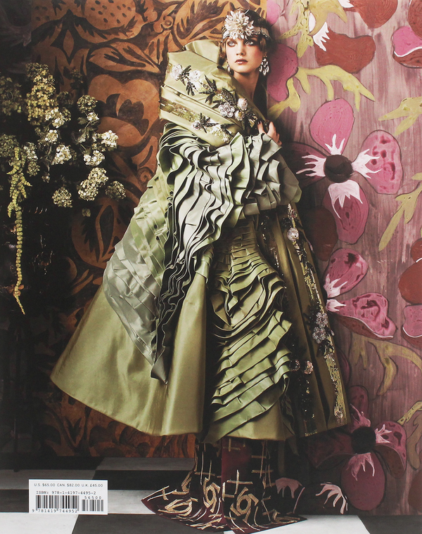 Бумажная книга «Vogue and the Metropolitan Museum of Art Costume Institute: Updated Edition», авторов Хлоя Малле, Хамиш Боулз - фото №1