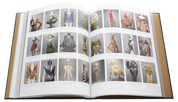 Бумажная книга «Vogue and the Metropolitan Museum of Art Costume Institute: Updated Edition», авторов Хлоя Малле, Хамиш Боулз - фото №1