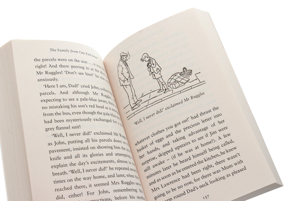 Бумажная книга «The Family from One End Street», автор Ева Гарнетт - фото №1