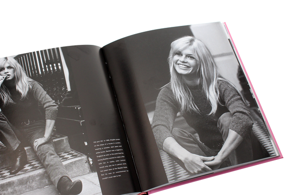 Бумажная книга «A Matter of Style. Intimate Portraits of 10 Women Who Changed Fashion», автор Паола Салтари - фото №1