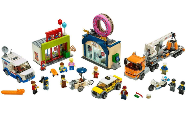  «Конструктор LEGO City Відкриття магазину з продажу пончиків 790 деталей (60233)», бренду LEGO - фото №1
