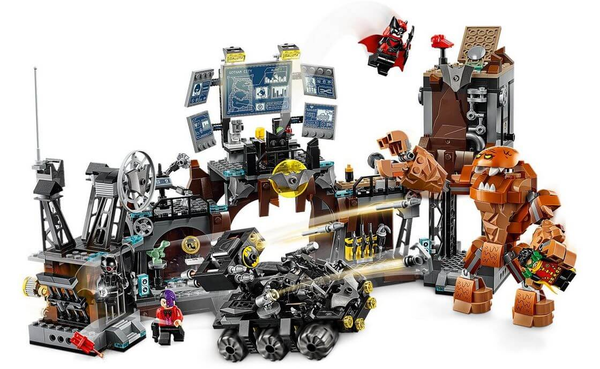  «Конструктор LEGO Super Heroes DC Comics Вторжение Глиноликого в бэт-пещеру 1037 деталей (76122)», бренда LEGO - фото №1