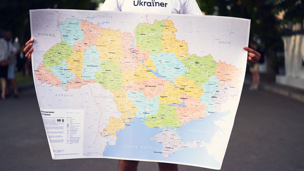 Бумажная книга «Нова мапа України», авторов Богдан Логвиненко, Сергей Родионов - фото №1