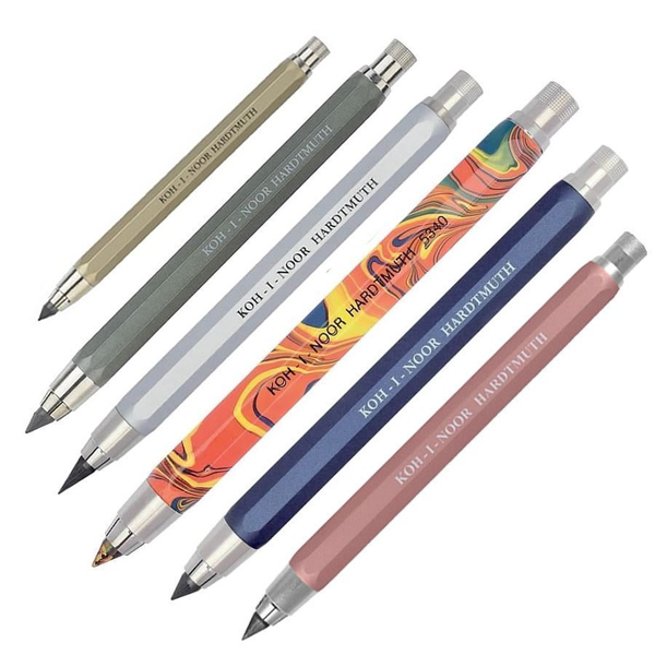 «Карандаш цанговый с точилкой Koh-i-Noor bordeaux red (53400n1mp7kk)», бренда Koh-i-Noor Hardtmuth - фото №1