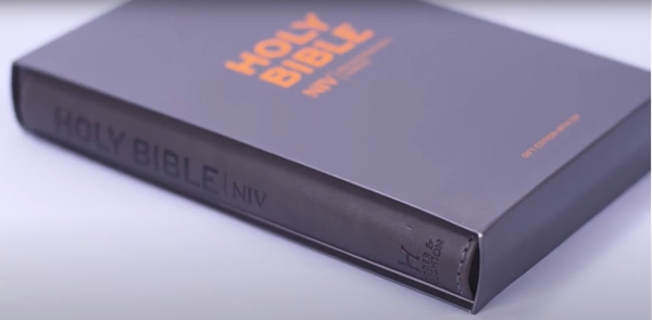 Паперова книга «NIV Pocket Charcoal Soft-tone Bible with Zip», автор New International Version - фото №1