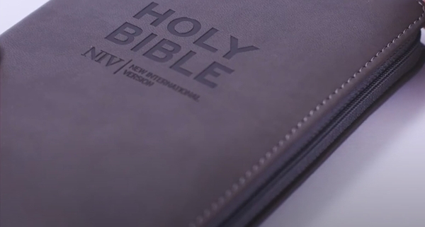 Паперова книга «NIV Pocket Charcoal Soft-tone Bible with Zip», автор New International Version - фото №1