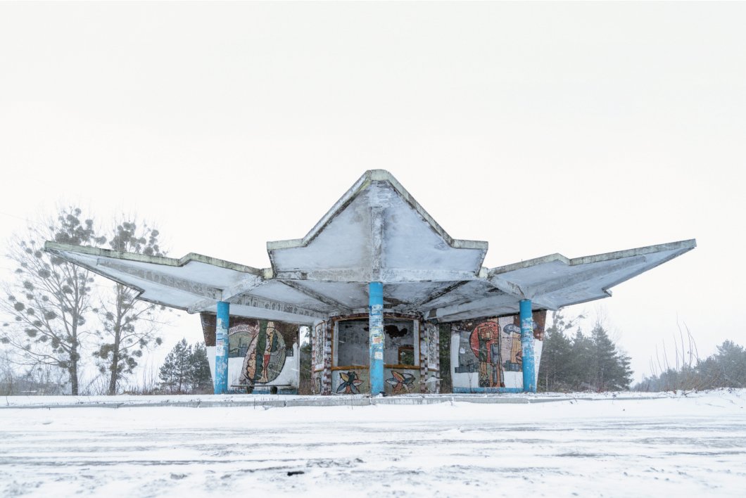 [object Object] «Soviet Bus Stops Volume II», авторів Крістофер Хервіг, Деймон Мюррей - фото №4 - мініатюра