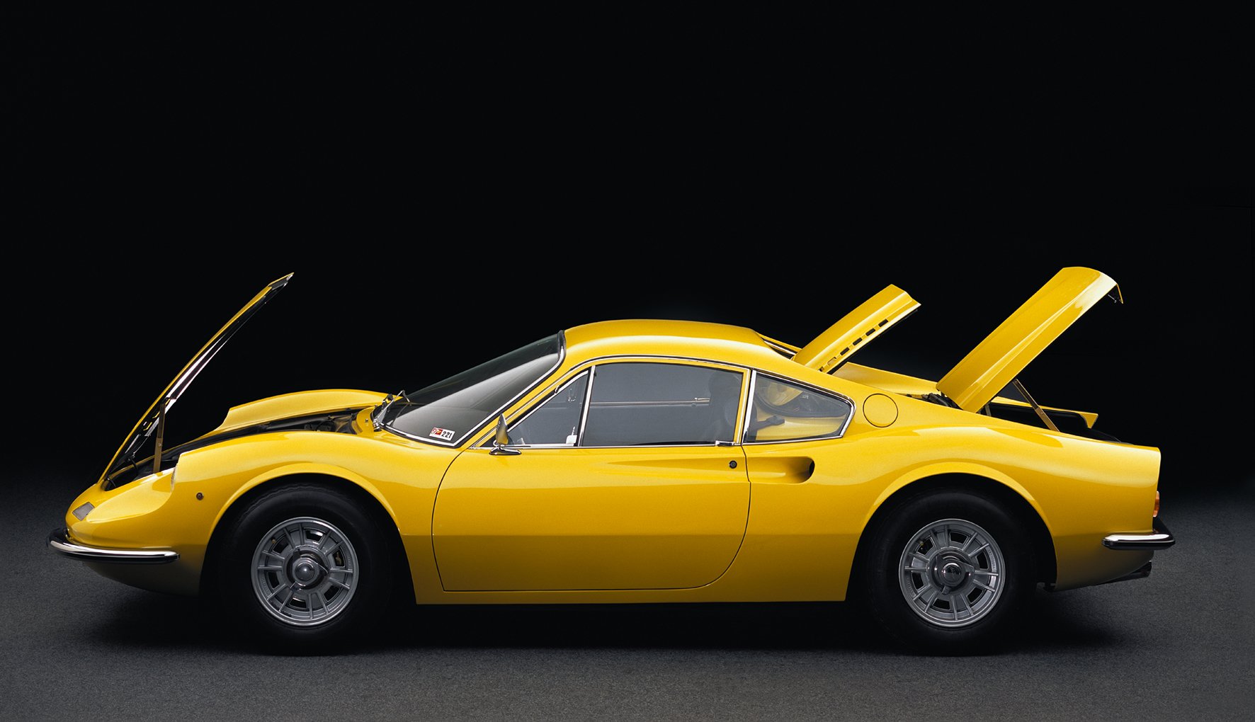 [object Object] «The Ferrari Book. Passion for Design», автор Мішель Цумбрунн - фото №3 - мініатюра