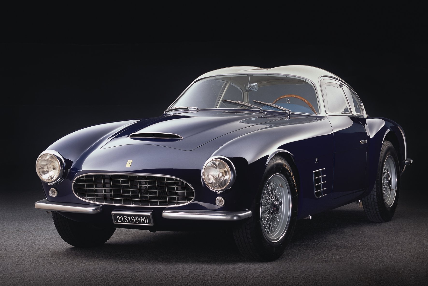 [object Object] «The Ferrari Book. Passion for Design», автор Мішель Цумбрунн - фото №2 - мініатюра